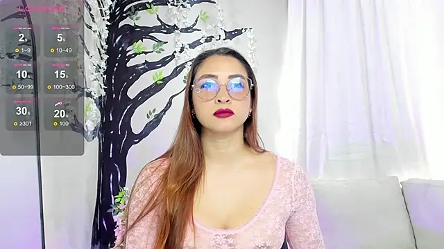 Snapshot of _LaraMom_ chatting on October 27, 2025, 7:29 pm LaraMom online show from October 27, 2025, 7:29 pm