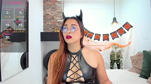 Snapshot of _LaraMom_ chatting on October 31, 2025, 7:37 pm LaraMom online show from October 31, 2025, 7:37 pm