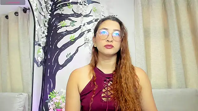 Snapshot of _LaraMom_ chatting on November 16, 2025, 12:22 pm LaraMom online show from November 16, 2025, 12:22 pm