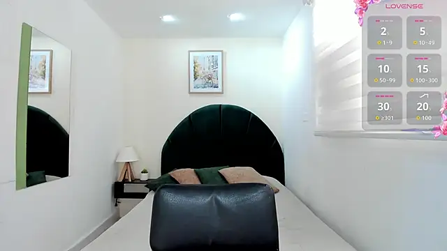 Snapshot of _LaraMom_ chatting on April 28, 2026, 4:45 pm LaraMom online show from April 28, 2026, 4:45 pm