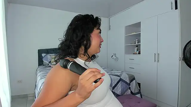 Snapshot of ema_saenz chatting on April 11, 2026, 8:02 pm ema saenz online show from April 11, 2026, 8:02 pm