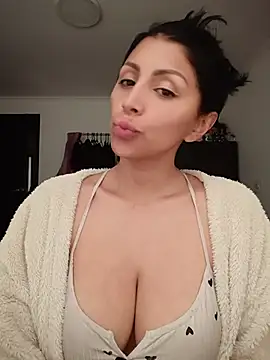 tiffani  love online show from June 24, 2026, 3:33 pm