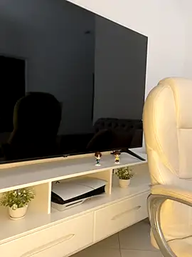 Angel Brown1  online show from September 17, 2025, 1:13 pm