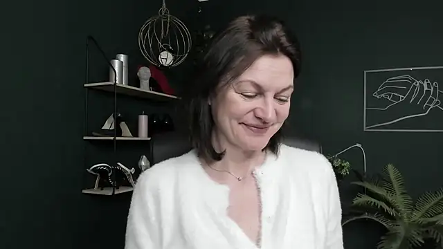 VivianWILD online show from April 13, 2026, 5:46 am