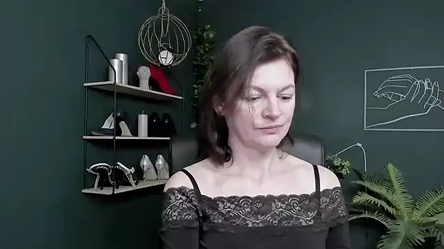 VivianWILD online show from April 15, 2026, 5:58 am