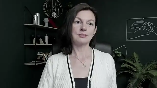 Snapshot of VivianWILD chatting on July 7, 2026, 5:10 am VivianWILD online show from July 7, 2026, 5:10 am