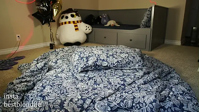 Snapshot of bestblonde chatting on January 31, 2025, 8:33 pm bestblonde online show from January 31, 2025, 8:33 pm