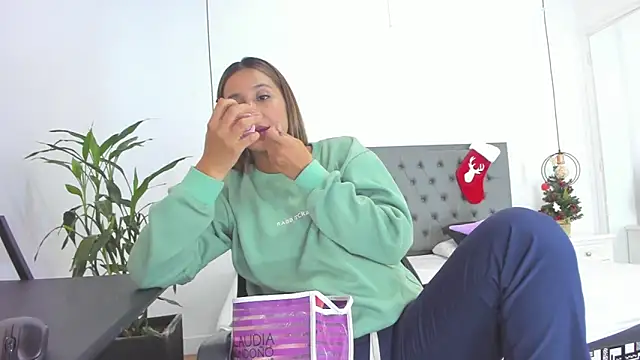 Snapshot of Alana_Suares1 chatting on December 26, 2024, 10:41 pm Alana Suares1 online show from December 26, 2024, 10:41 pm