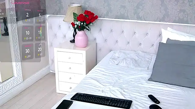 ElenaJuarez online show from April 16, 2026, 10:45 pm