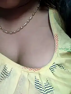 Snapshot of sexyindi_couple chatting on December 11, 2024, 6:36 am sexyindi couple online show from December 11, 2024, 6:36 am