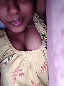 Snapshot of sexyindi_couple chatting on December 13, 2024, 7:47 am sexyindi couple online show from December 13, 2024, 7:47 am