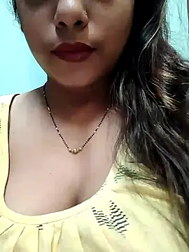 Snapshot of sexyindi_couple chatting on January 5, 2025, 3:23 pm sexyindi couple online show from January 5, 2025, 3:23 pm