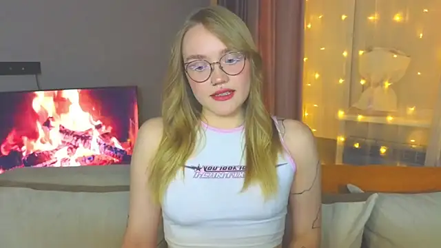 Snapshot of Aurora_Golden1 chatting on December 21, 2024, 3:53 pm Aurora Golden1 online show from December 21, 2024, 3:53 pm