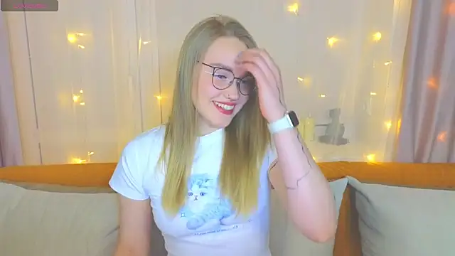 Snapshot of Aurora_Golden1 chatting on February 24, 2025, 3:20 pm Aurora Golden1 online show from February 24, 2025, 3:20 pm