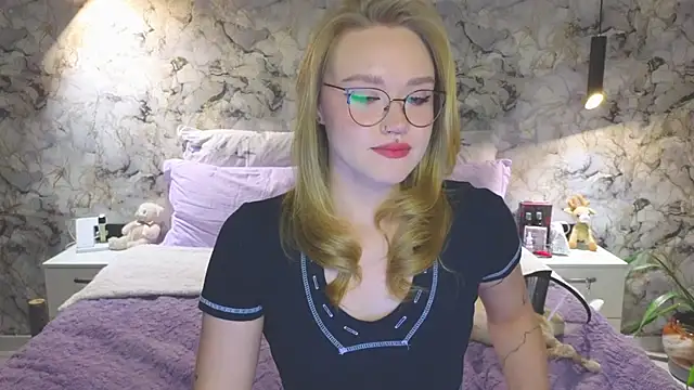 Snapshot of Aurora_Golden1 chatting on October 20, 2025, 4:18 pm Aurora Golden1 online show from October 20, 2025, 4:18 pm