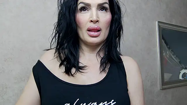 NicolleReyn online show from February 11, 2025, 8:10 pm