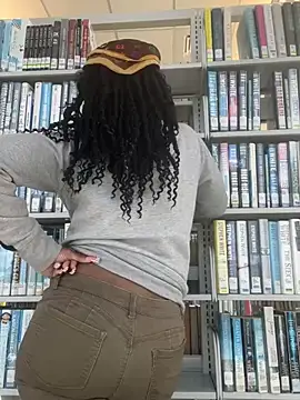 SweetChocolate555 online show from March 1, 2025, 8:42 pm