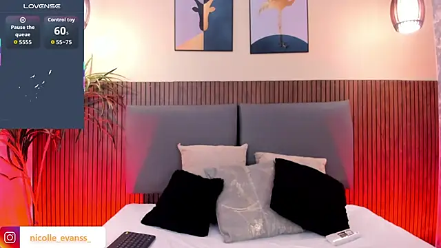 NicolleeEvanss online show from December 19, 2025, 12:01 pm