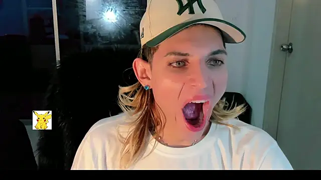 Snapshot of honey_skin chatting on December 22, 2024, 7:54 am honey skin online show from December 22, 2024, 7:54 am