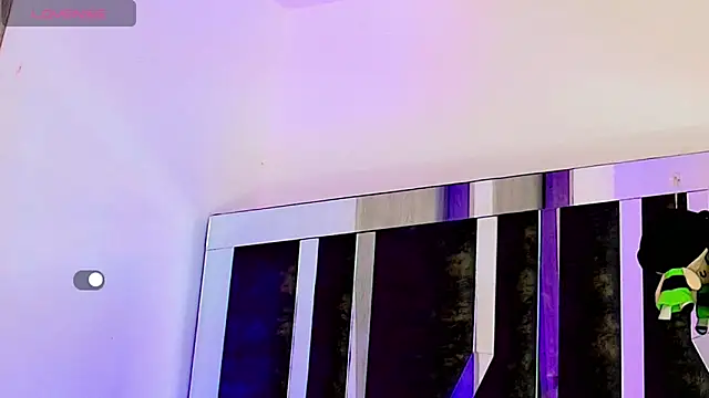 Snapshot of honey_skin chatting on September 29, 2025, 5:01 am honey skin online show from September 29, 2025, 5:01 am