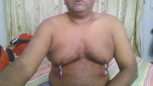 Snapshot of Beargryzzly chatting on December 22, 2024, 3:22 am Beargryzzly online show from December 22, 2024, 3:22 am