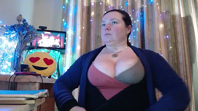 amorelara online show from February 11, 2026, 2:55 pm