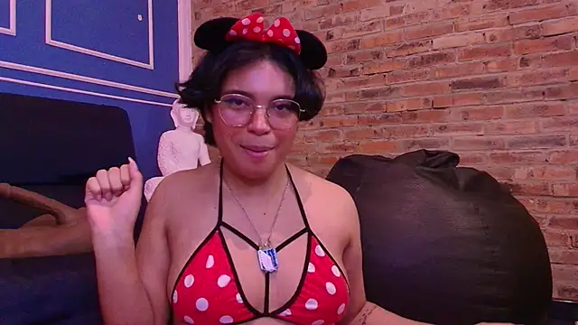 Emmapark  online show from November 28, 2025, 7:05 pm