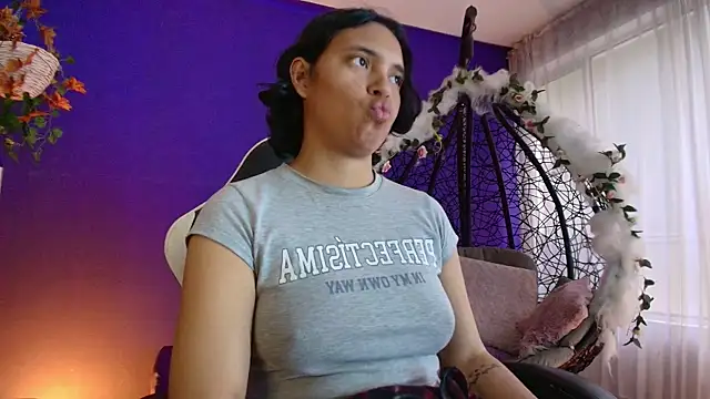 Emmapark  online show from March 27, 2026, 6:40 pm