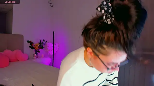 Snapshot of SelenaaSky chatting on December 18, 2024, 7:52 pm SelenaaSky online show from December 18, 2024, 7:52 pm