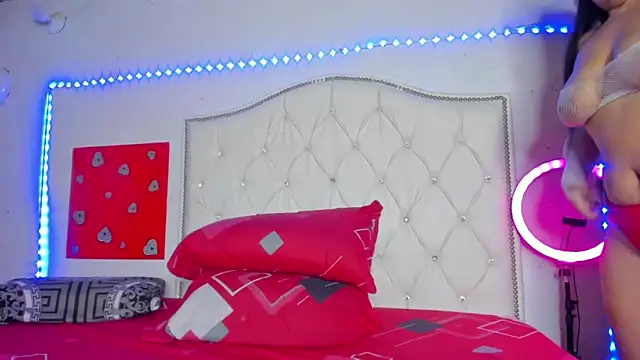 Elettrahot  online show from February 3, 2026, 6:22 am