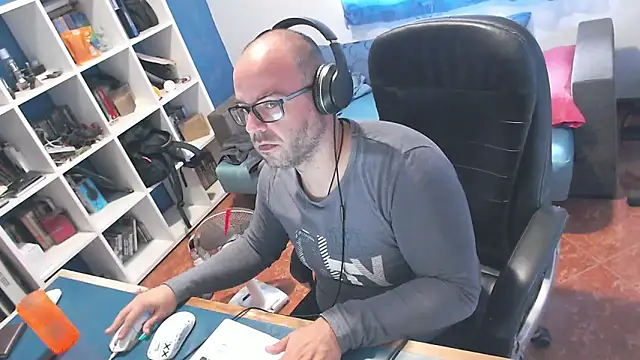 ravingr4d4 online show from September 12, 2025, 9:31 am