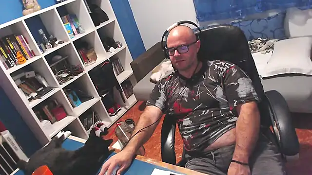 ravingr4d4 online show from October 7, 2025, 9:45 pm