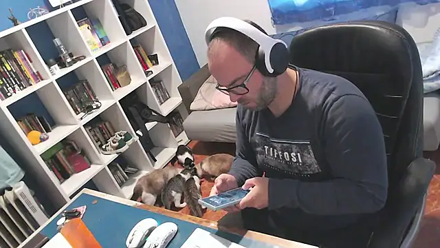 ravingr4d4 online show from November 11, 2025, 9:20 am