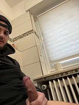 Snapshot of Furko_33 chatting on February 27, 2025, 3:59 pm Furko 33 online show from February 27, 2025, 3:59 pm