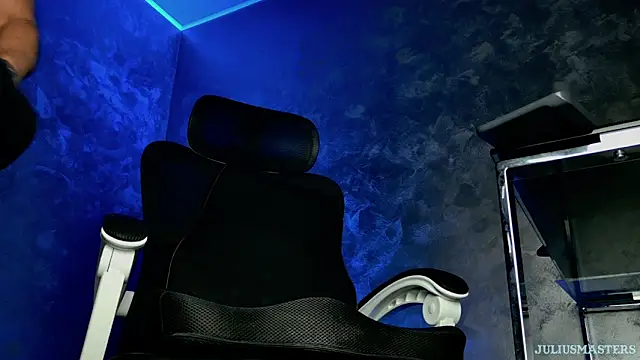 juliusmasters online show from March 9, 2026, 8:24 pm