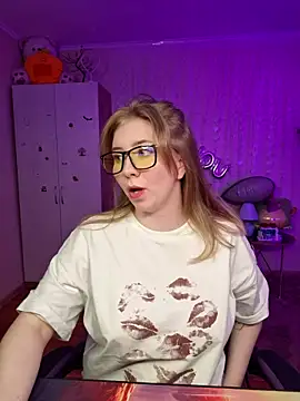 D0nna  online show from April 4, 2026, 2:58 pm