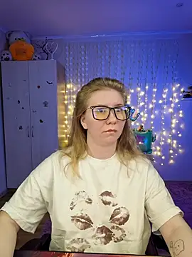 D0nna  online show from April 13, 2026, 10:59 pm