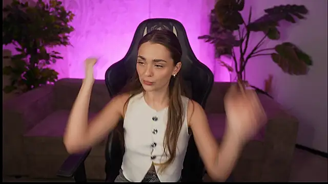 Snapshot of Lana_Pulse chatting on April 4, 2026, 10:29 pm Lana Pulse online show from April 4, 2026, 10:29 pm