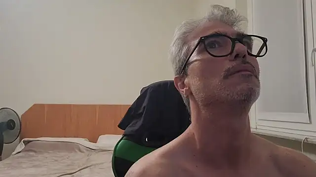 Snapshot of KennyForU77 chatting on June 21, 2026, 9:17 pm KennyForU77 online show from June 21, 2026, 9:17 pm