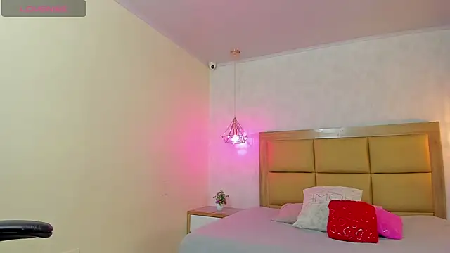 Snapshot of LARSONMIA chatting on March 6, 2026, 12:34 pm LARSONMIA online show from March 6, 2026, 12:34 pm