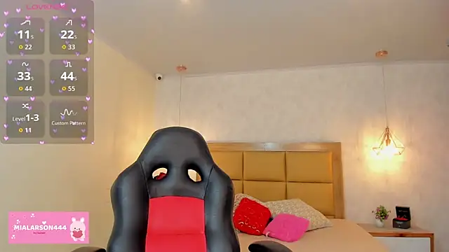 Snapshot of LARSONMIA chatting on March 27, 2026, 12:27 pm LARSONMIA online show from March 27, 2026, 12:27 pm