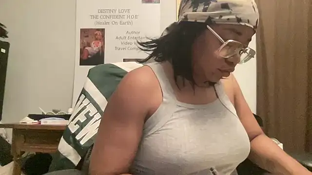 MommyConfident online show from May 27, 2026, 1:57 am