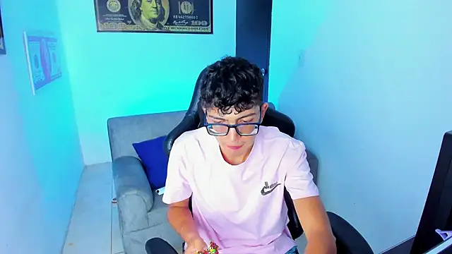 Snapshot of TylerWhite_ chatting on February 9, 2025, 2:49 am TylerWhite online show from February 9, 2025, 2:49 am