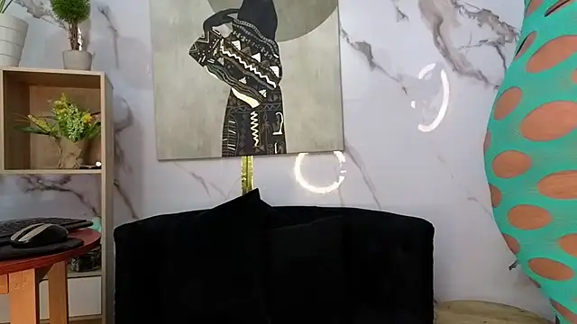 GianellaCox  online show from November 12, 2025, 1:22 pm