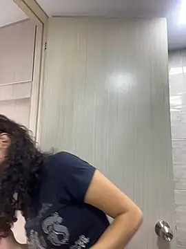 uniquerossie online show from February 23, 2026, 9:06 am