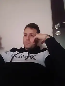 Snapshot of LucianM6 chatting on November 28, 2025, 9:12 am LucianM6 online show from November 28, 2025, 9:12 am