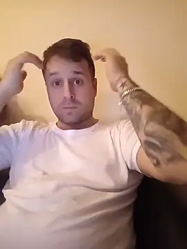 Snapshot of LucianM6 chatting on November 30, 2025, 2:54 pm LucianM6 online show from November 30, 2025, 2:54 pm