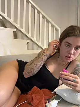 EmiliaCatalina online show from December 22, 2024, 7:31 pm