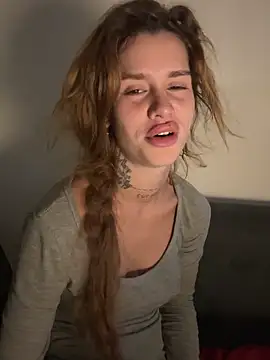 Snapshot of EmiliaCatalina chatting on March 5, 2026, 11:12 pm EmiliaCatalina online show from March 5, 2026, 11:12 pm