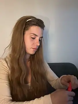 Snapshot of EmiliaCatalina chatting on March 9, 2026, 11:42 pm EmiliaCatalina online show from March 9, 2026, 11:42 pm